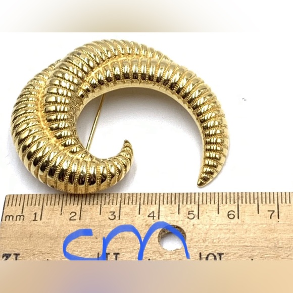 MONET Large Vintage Vintage Gold Tone Crescent Ribbed Textured Pin Brooch - Picture 7 of 8